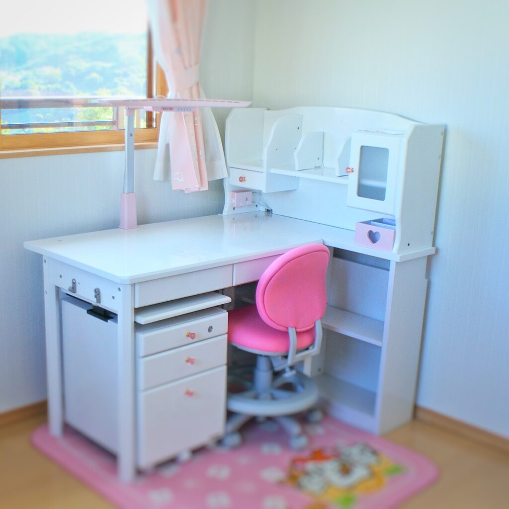 学習机が置いてある子供部屋画像